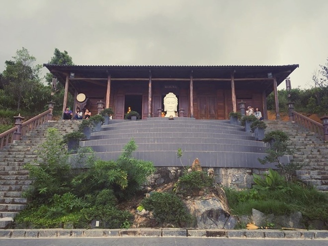 Quán Chiếu Đường là nơi được du khách tìm đến khi viếng chùa nhờ kiến trúc độc đáo. Ảnh: Má Lúm.