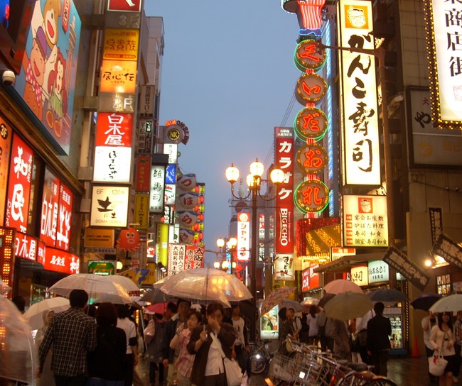 Nếu bạn muốn khám phá một thành phố độc đáo và đầy màu sắc, hãy đến Shinsekai ở Osaka. Đây là nơi mang đậm nét truyền thống của Nhật Bản và cũng là một trong những điểm đến ưa thích của du khách. Hãy cùng xem bức ảnh liên quan để tận hưởng không khí sôi động của Shinsekai!