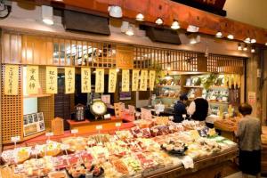 Ghé Thăm Chợ Nishiki – “Nhà Bếp Của Kyoto”