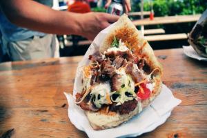 Khám phá món bánh mỳ Doner Kebab trứ danh Thổ Nhĩ Kỳ