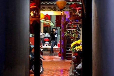 Những khách Tây mách nhau chỗ uống cà phê ngon khi đến Hà Nội