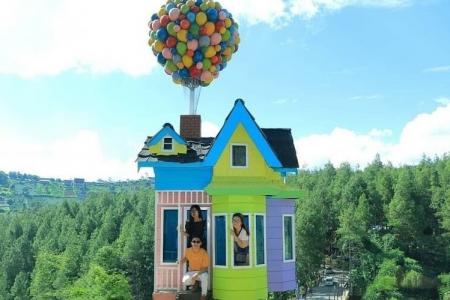 Lơ Lửng Trên Không Trung Tại Công Viên Dago Dream Ở Indonesia