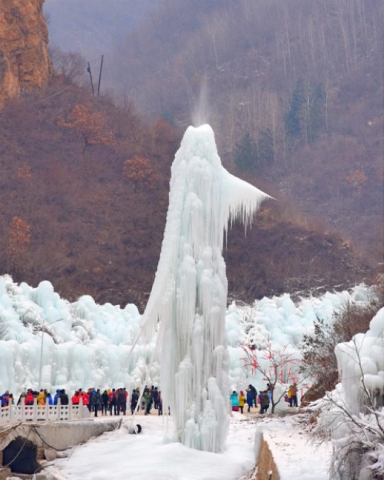 Vào mỗi mùa đông du khách từ các vùng xung quanh Hà Bắc như Bắc Kinh, Thiên Tân, Đường Sơn thường tới đây theo nhóm lớn để tham quan và vui chơi. Ước tính khoảng 150.000 du khách sẽ tới Hưng Long vào dịp này.