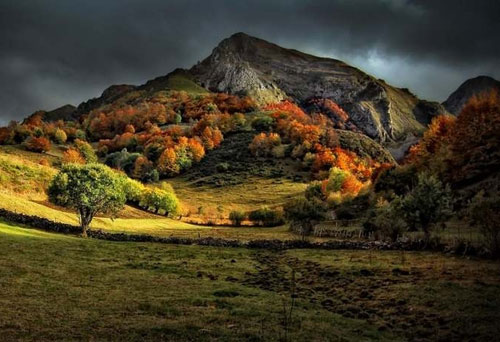 Những đám mây bão đang lơ lửng trên núi, Asturias, Tây Ban Nha.