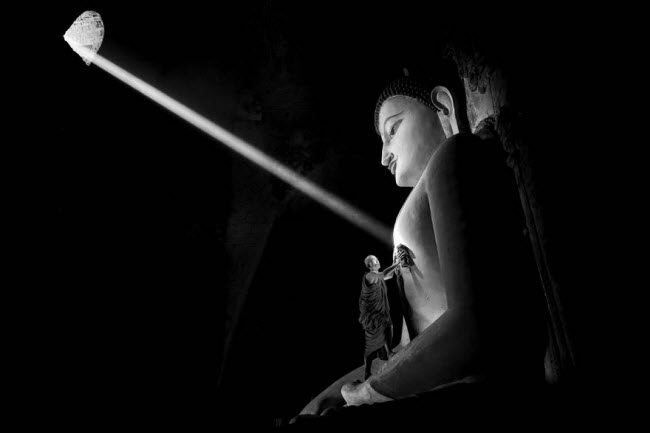 Bức ảnh được chụp tại một trong những ngôi chùa ở Bagan, Myanmar. Nó ghi lại khoảnh khắc rất đặc biệt khi tia nắng xuyên qua ô cửa sổ nhỏ và chiếu đúng tim của bức tượng phật.