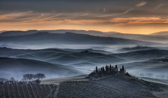 Khung cảnh bình minh tuyệt đẹp trên những ngọn đồi ở vùng Tuscan, Italia. Ảnh: Michele Macinai