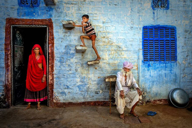 Các thành viên của một gia đình đứng bên ngoài ngôi nhà của mình ở thành phố Jodhpur, Ấn Độ.