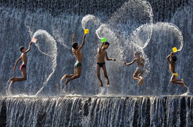 Bức ảnh mang tiêu đề “ Niềm vui tuổi thơ” của nhiếp ảnh gia Chuntao Zhou.