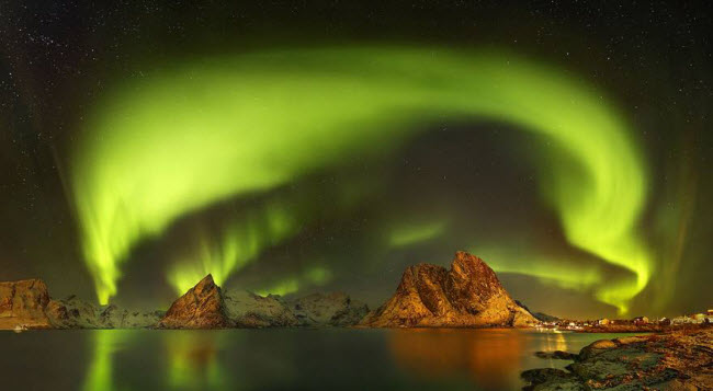 Nhiếp ảnh gia Yury Pustovoy ghi lại khoảnh khắc huyền áo của ánh sáng bắc cực quang.