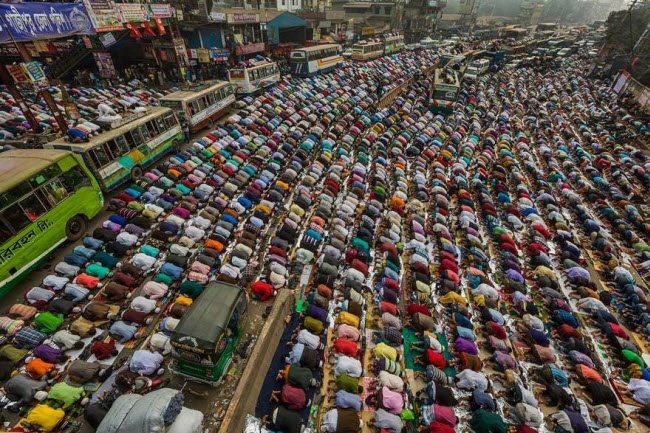 Các tín đồ đạo Hồi cầu nguyện trên đường nối giữa Dhaka và Mymensingh trong dịp lễ Bishwa Ijtema ở Bangladesh. 
