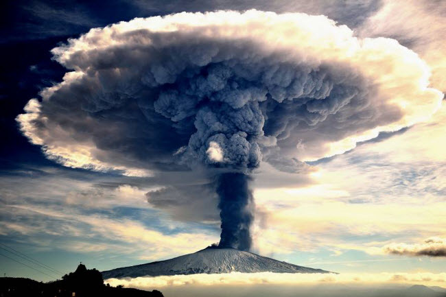 Tro bụi phun trào lên từ miệng núi lửa Etna trên đảo  Sicily, Italia, tạo thành 