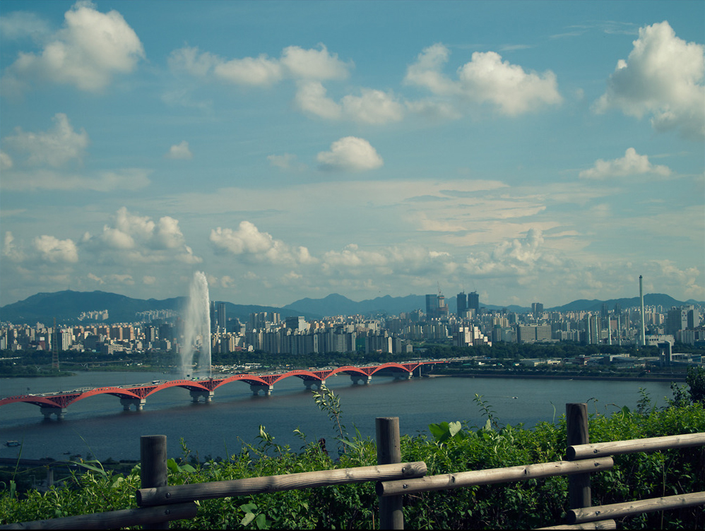 Một góc sông Hàn nhìn từ công viên Bầu Trời. Vị trí này chưa phải là cao nhất trên công viên. Từ vị trí cao nhất trên công viên, du khách có thể nhìn thấy cả một đoạn dài sông Hàn uốn lượn giữa lòng thủ đô.