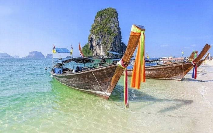 Phuket là hòn đảo lớn nhất Thái Lan với diện tích gần 540 km², nằm ở miền Nam đất nước, phía Bắc giáp quần đảo Mergui của Myanma, phía Tây giáp quần đảo Andaman của Ấn Độ.