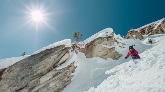 Trung bình hàng năm, núi Pioneer của câu lạc bộ nhận được 8.3 mét tuyết rơi, đủ cho mọi hoạt động từ trượt tuyết đến lướt ván.