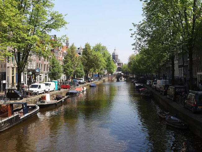 Amsterdam (tháng 12): Thành phố Amsterdam nổi  tiếng với hàng trăm dòng kênh nước trong veo và lãng mạn. Xuôi theo những con kênh là những ngôi nhà xây theo kiến trúc độc đáo, có chợ hoa trên sông nước cùng những quán cà phê đặc trưng.
