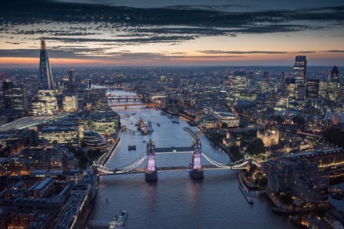 Để có được những bức ảnh lột tả hết vẻ đẹp của London, Jason Hawkes đã sử dụng máy bay trực thăng AS355, bay vòng vòng ở độ cao cách mặt đất từ 228m đến 762m và chụp từ nhiều góc độ.