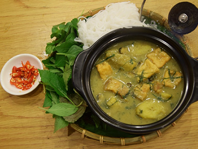 Thưởng thức món bún ốc chuối đậu và lẩu riêu cho ngày gió về