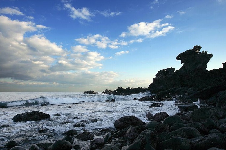 Yongduam Rock - Biểu Tượng Của Đảo Jeju Xinh Đẹp