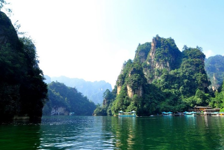 Vẻ Đẹp Lung Linh Thơ Mộng Của Hồ Bảo Phong Trương Gia Giới